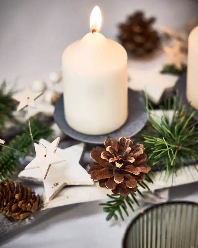 Dibor Scandinavian Style Pine Four Pillar Christmas Tealight Holder Centrepiece in Green – 4