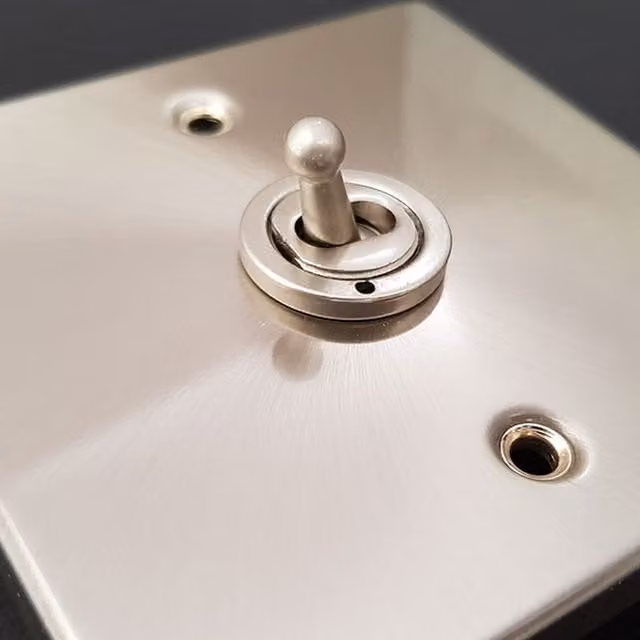 SE HOME 10A 1 Gang 3 Pole Fan Isolation Switch in White and Brushed Chrome