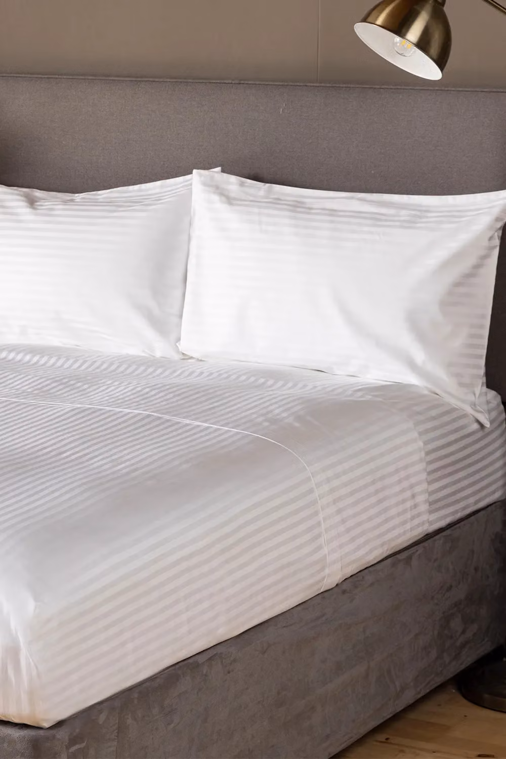 Belledorm Hotel Suite Satin Stripe 540 Thread Count Cotton Flat Sheet in White, W/D/H: 140 x 200 cm – 2