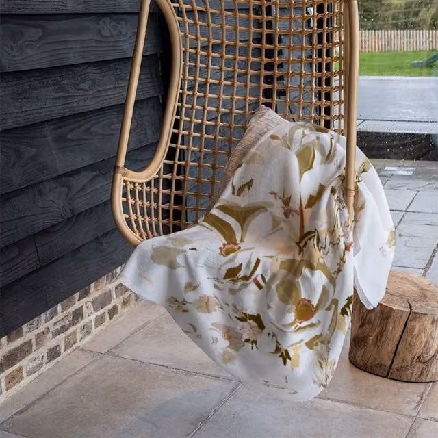 Benjamin Tate Design Golden Flower Print Fleece Blanket in Gold and Beige, W/D/H: 120 x 150 cm