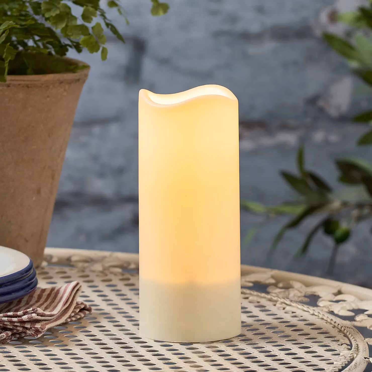Lights4fun Solar Powered Warm White Flickering Flame LED Pillar Candle, IP44 Rated Outdoor Use, Height: 18 cm – 1