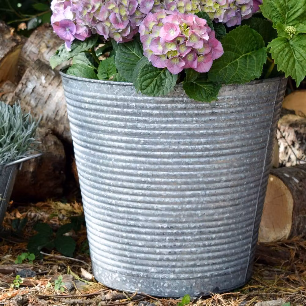 Ivyline Ribbed Galvanised Steel Planter Pot in Grey, Diameter: 32 cm – 2