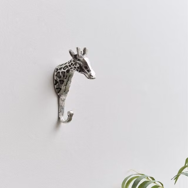 Melody Maison Metal Giraffe Wall Hook in Silver