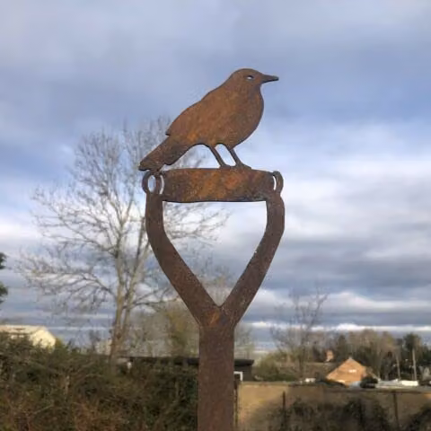 RUSTIC WAREHOUSE NORFOLK Blackbird on a Spade Metal Garden Decoration in Black and Brown – 3