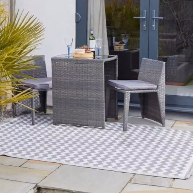 Garden Mile Modern Geometric Rectangular Outdoor Patio Rug in Grey and White