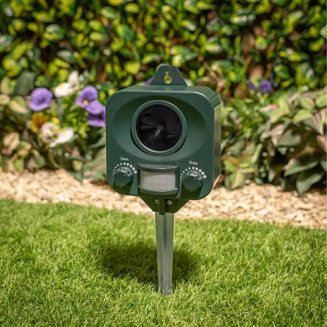 Pestbye Battery Powered Ultrasonic Cat Repellent Stake in Green