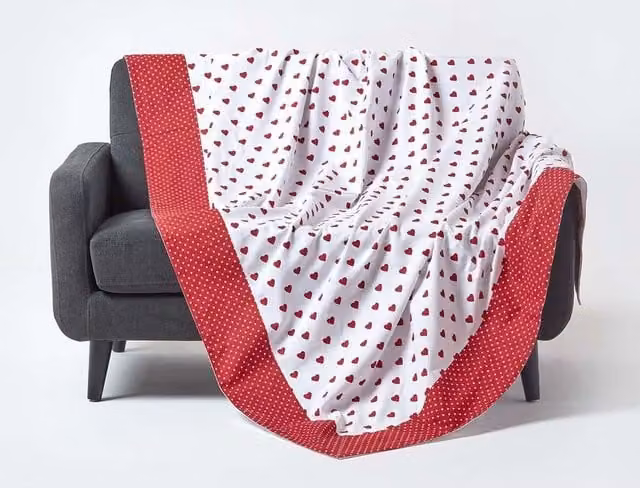 Homescapes Red Heart Patchwork Cotton Decorative Sofa Throw, W: 150 cm, D: 200 cm – 1