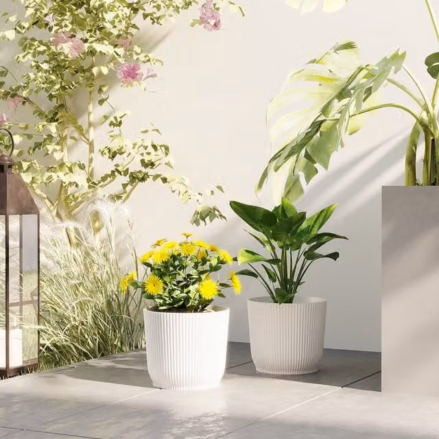 Outsunny Set of 2 White Plastic Round Outdoor Plant Pots, Diameter: 22 cm