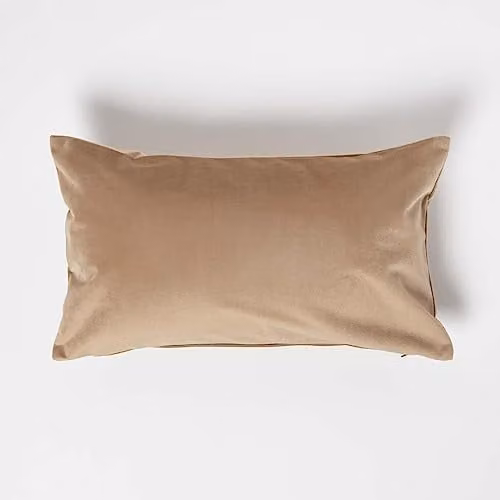Homescapes Beige Velvet Rectangular Scatter Cushion with Microfibre Insert W: 50 cm, H: 30 cm – 1