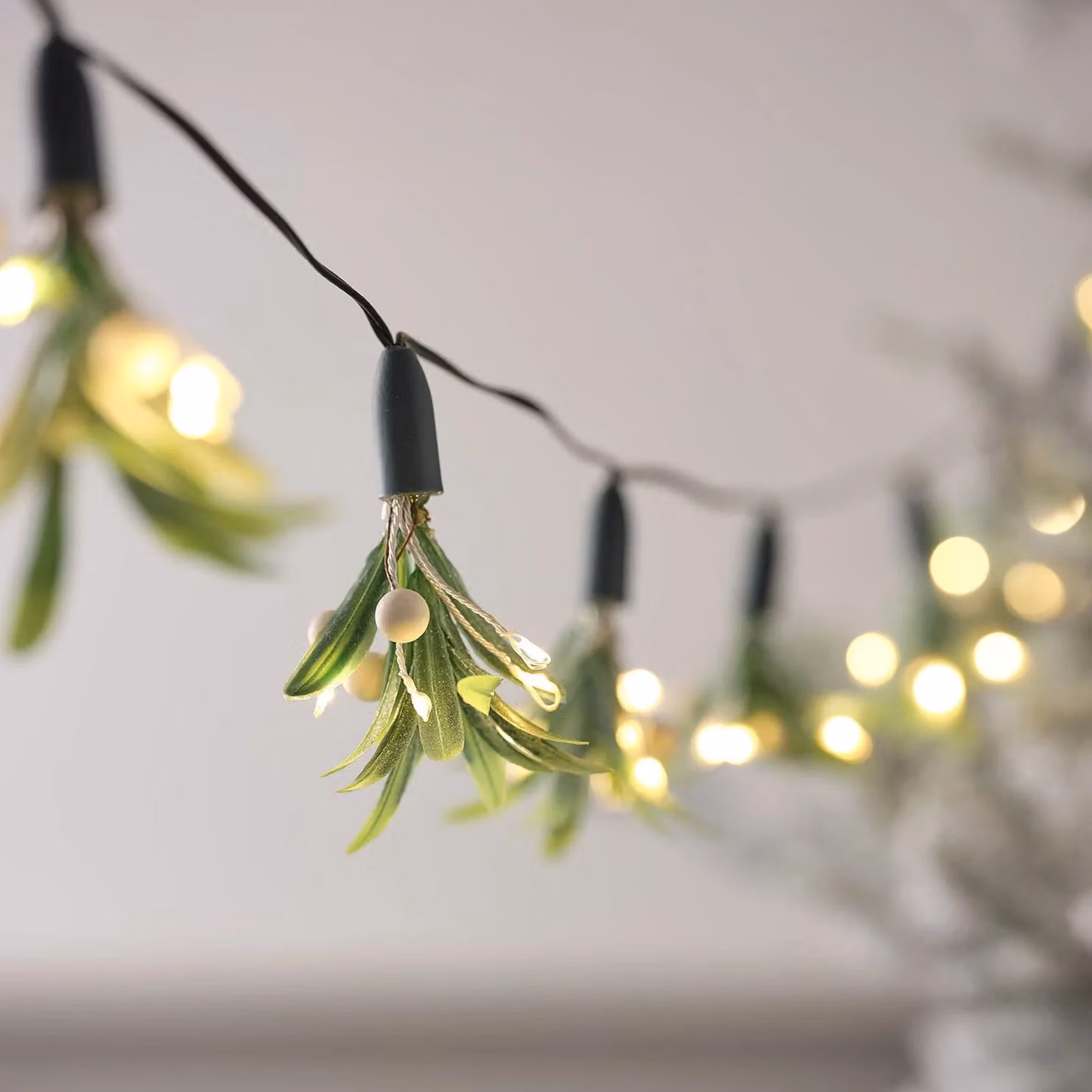 Lights4fun 40 Micro LED Mistletoe String Fairy Lights with Timer, Warm White, 1.4m – 1