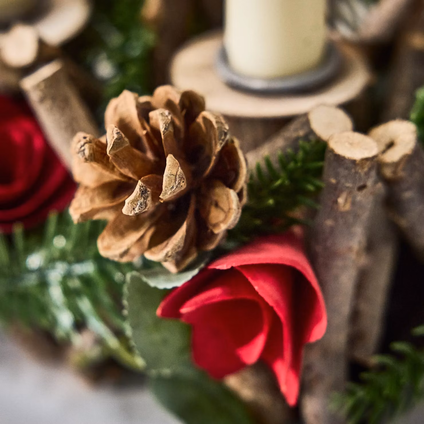 Dibor Roses Red Christmas Dinner Centrepiece Tealight Holder, 35 cm – 4