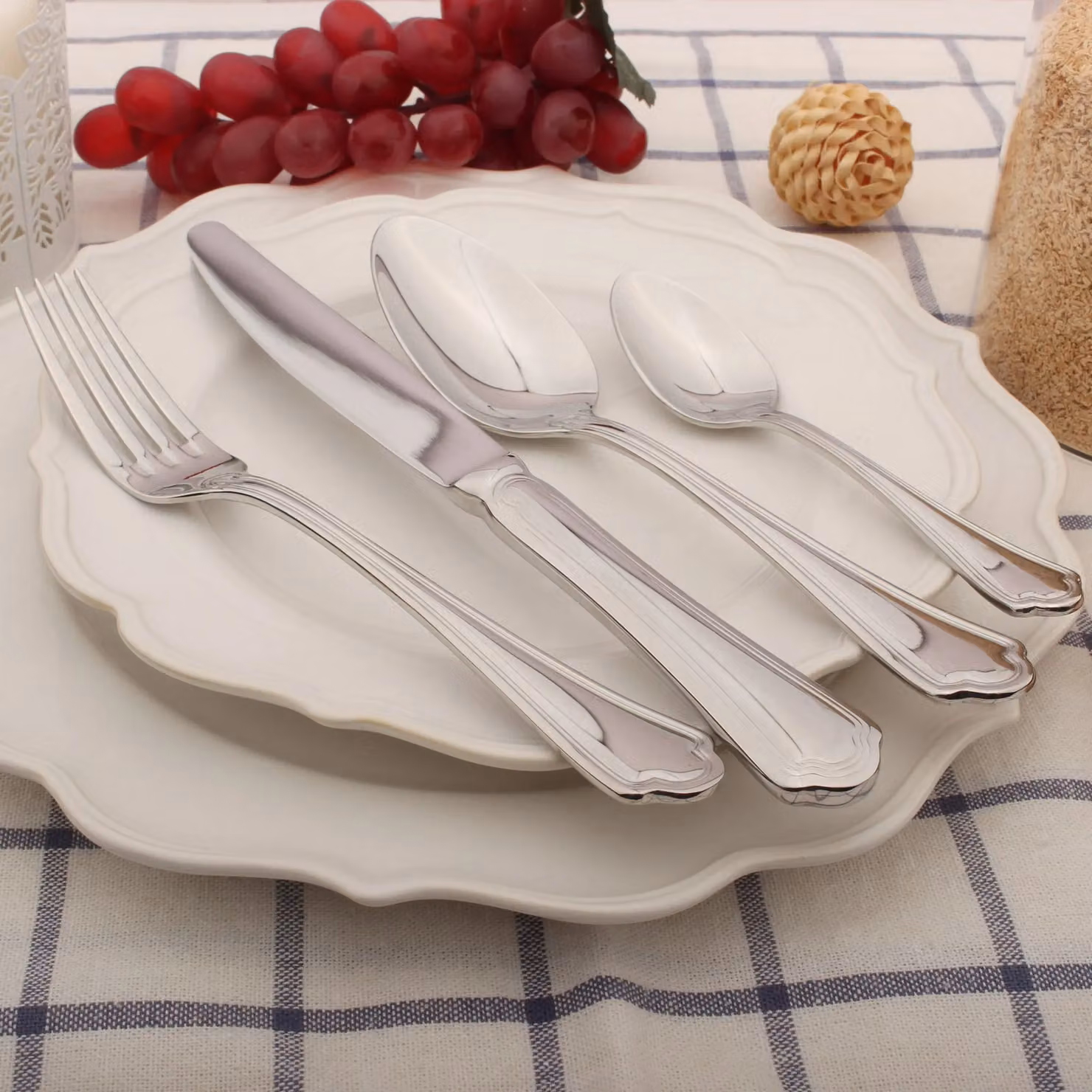 Glim & Glam Alhambra 16-piece Polished Stainless Steel Cutlery Set in Silver – 2