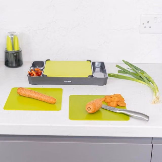 Calitek Set of 3 Green Rectangular Plastic Chopping Boards with Holder and Non-Slip Feet