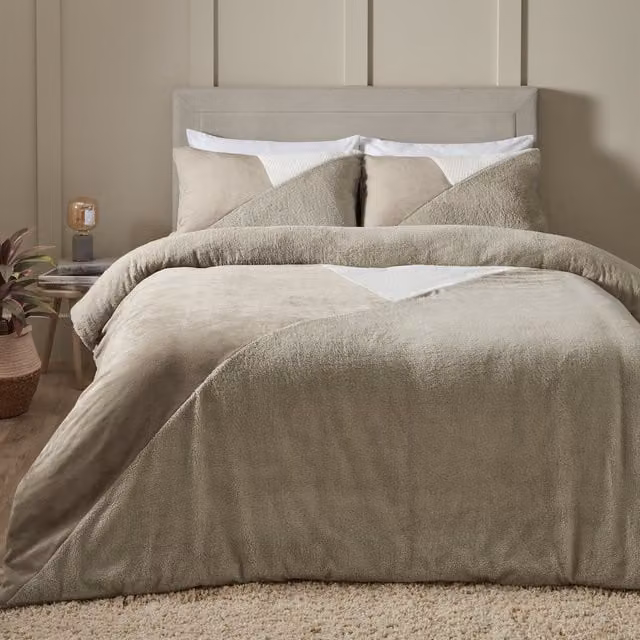 Catherine Lansfield Cosy Larsson Fleece Backed Duvet Cover Bedding Set in Beige