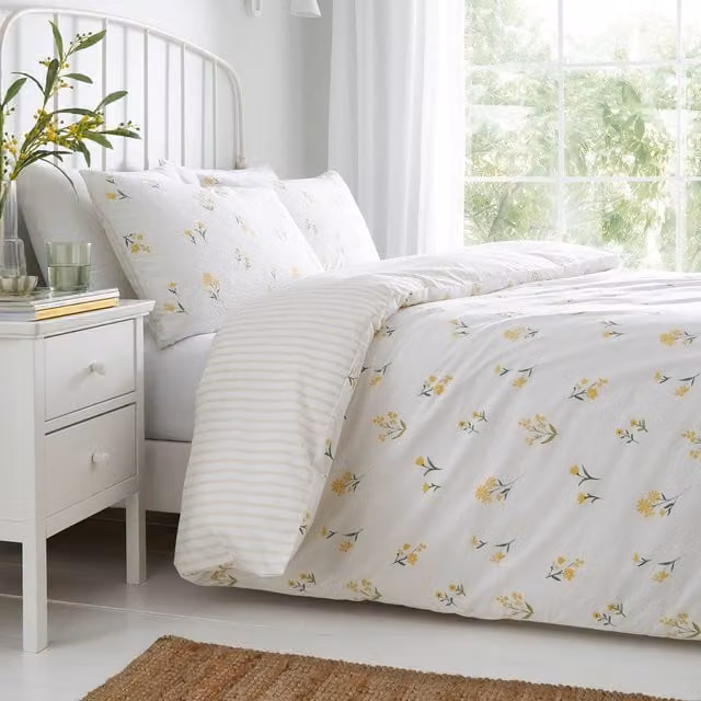 Dreams & Drapes Reversible Ditsy Floral Seersucker Duvet Cover Set in Yellow and White, W: 180 cm, H: 200 cm