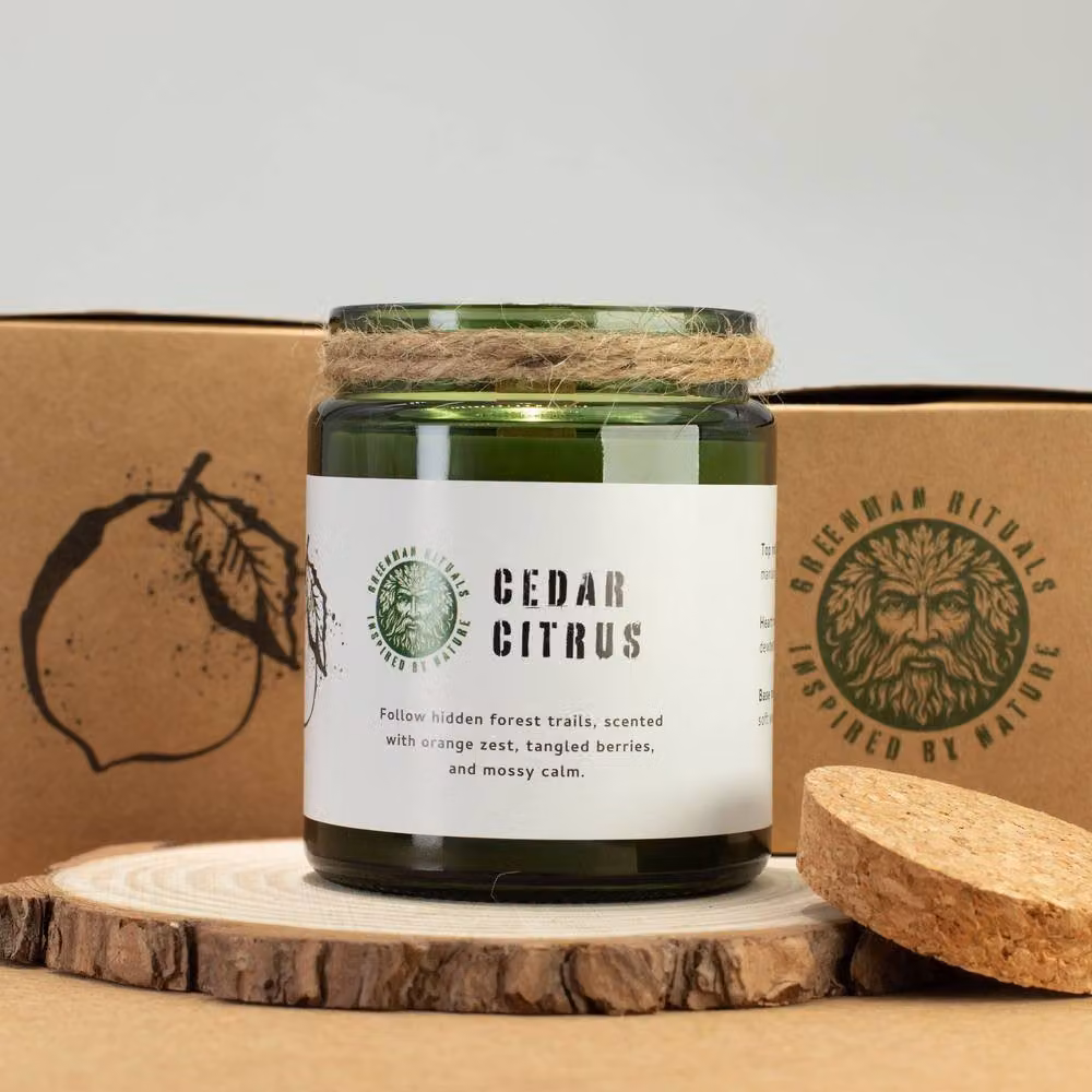 Serenityy Greenman Cedar Citrus Soy Wax Woodwick Candle in Green, 50 g – 3
