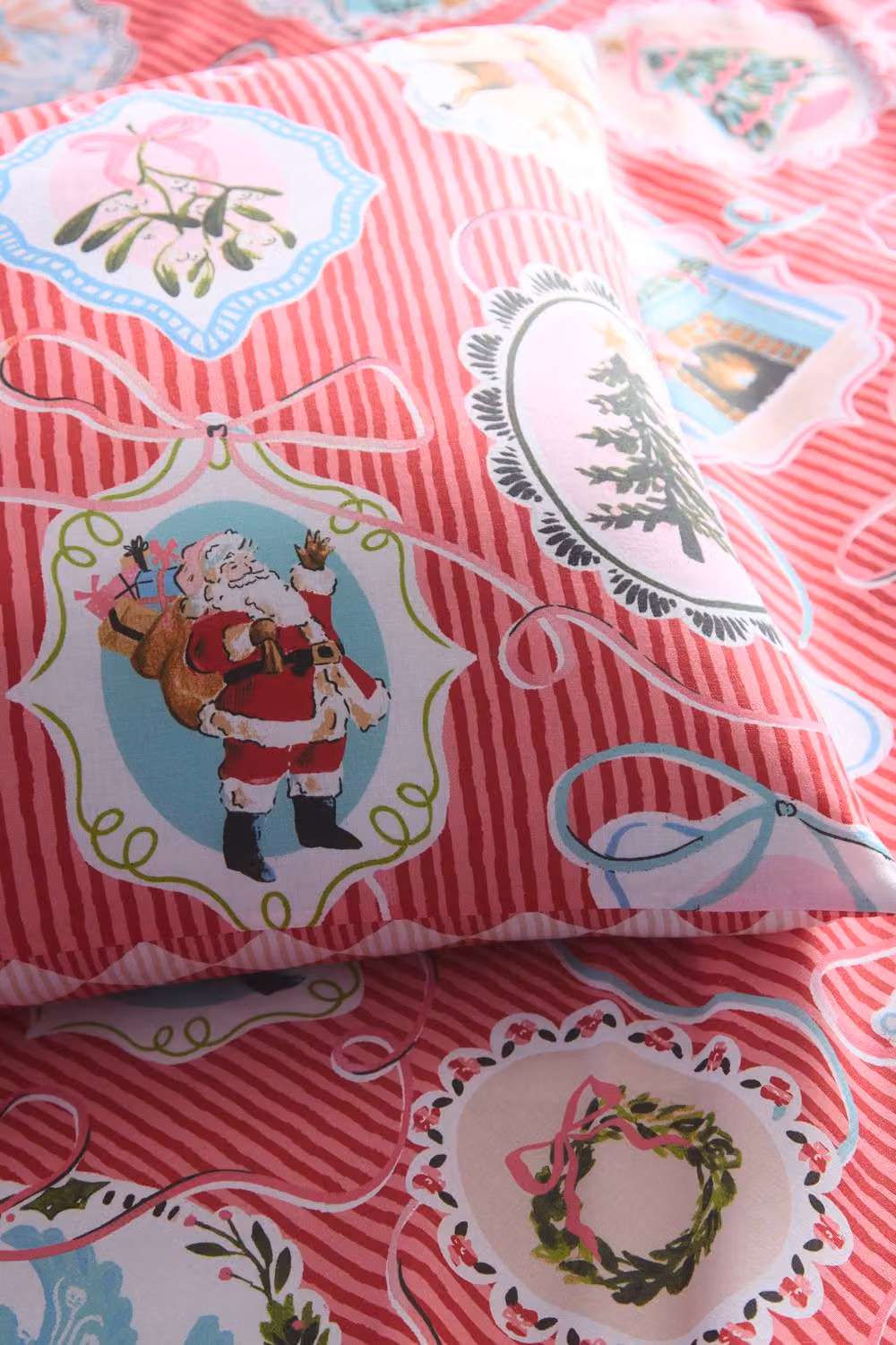 Fusion Christmas Vintage Frames Easy Care Reversible Festive Duvet Cover Set in Red, W: 180 cm, H: 200 cm – 3