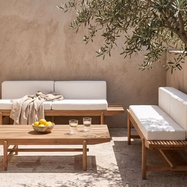 Wyld and Coco Rustic Acacia 4 Seater Garden Sofa Set with Coffee Table and Off-White Cushions in Brown – 1