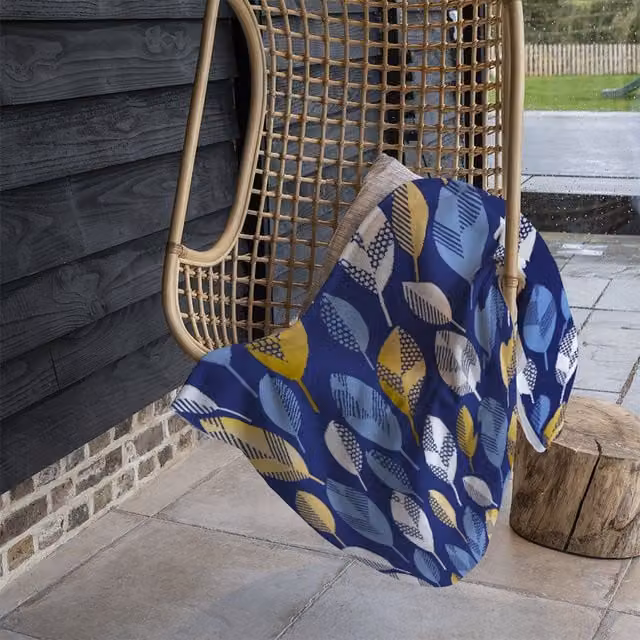 Benjamin Tate Design Floral White Blue and Gold Leaves on Navy Fleece Blanket, W/D/H: 120 x 150 cm