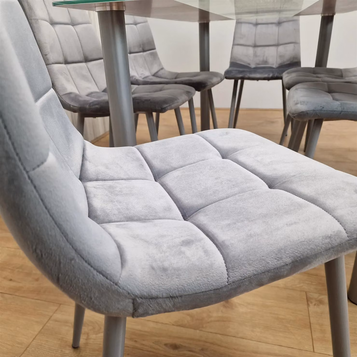 KOSY KOALA Modern Dining Set with Rectangular Grey Glass Table and 6 Grey Velvet Chairs in Brown – 2