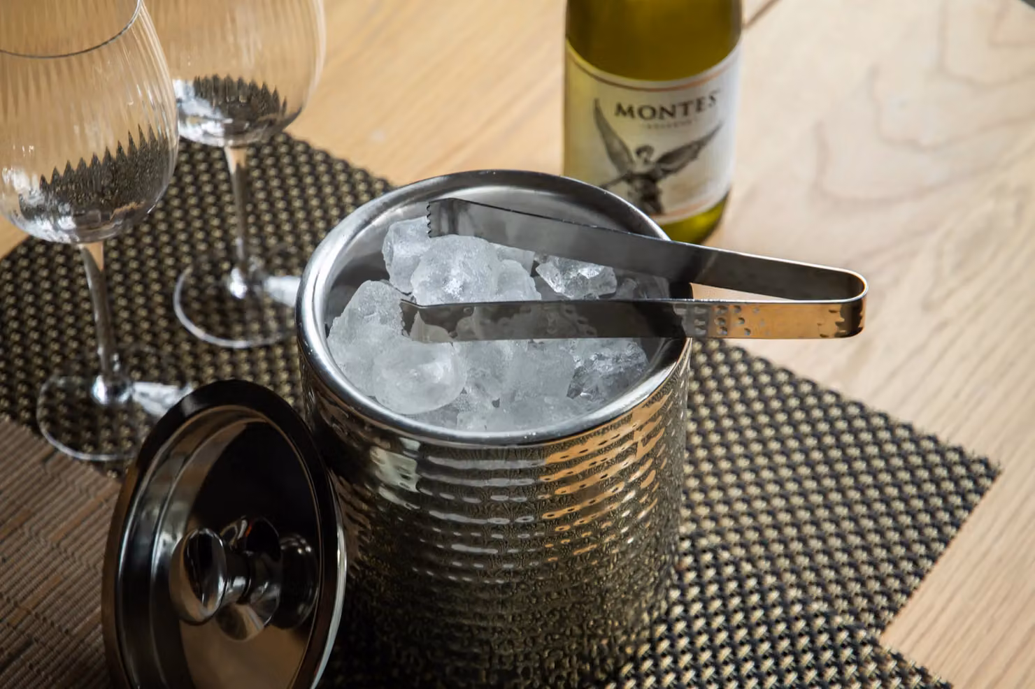 BarCraft Small Hammered Stainless Steel Ice Bucket with Lid and Tongs in Silver – 3
