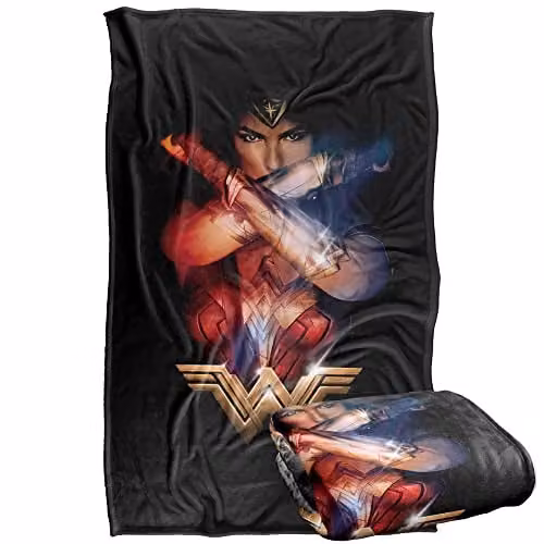 Warner Bros. Wonder Woman Arms Crossed Super Soft Fleece Throw Blanket, Multicolour, W: 91 cm, D: 147 cm