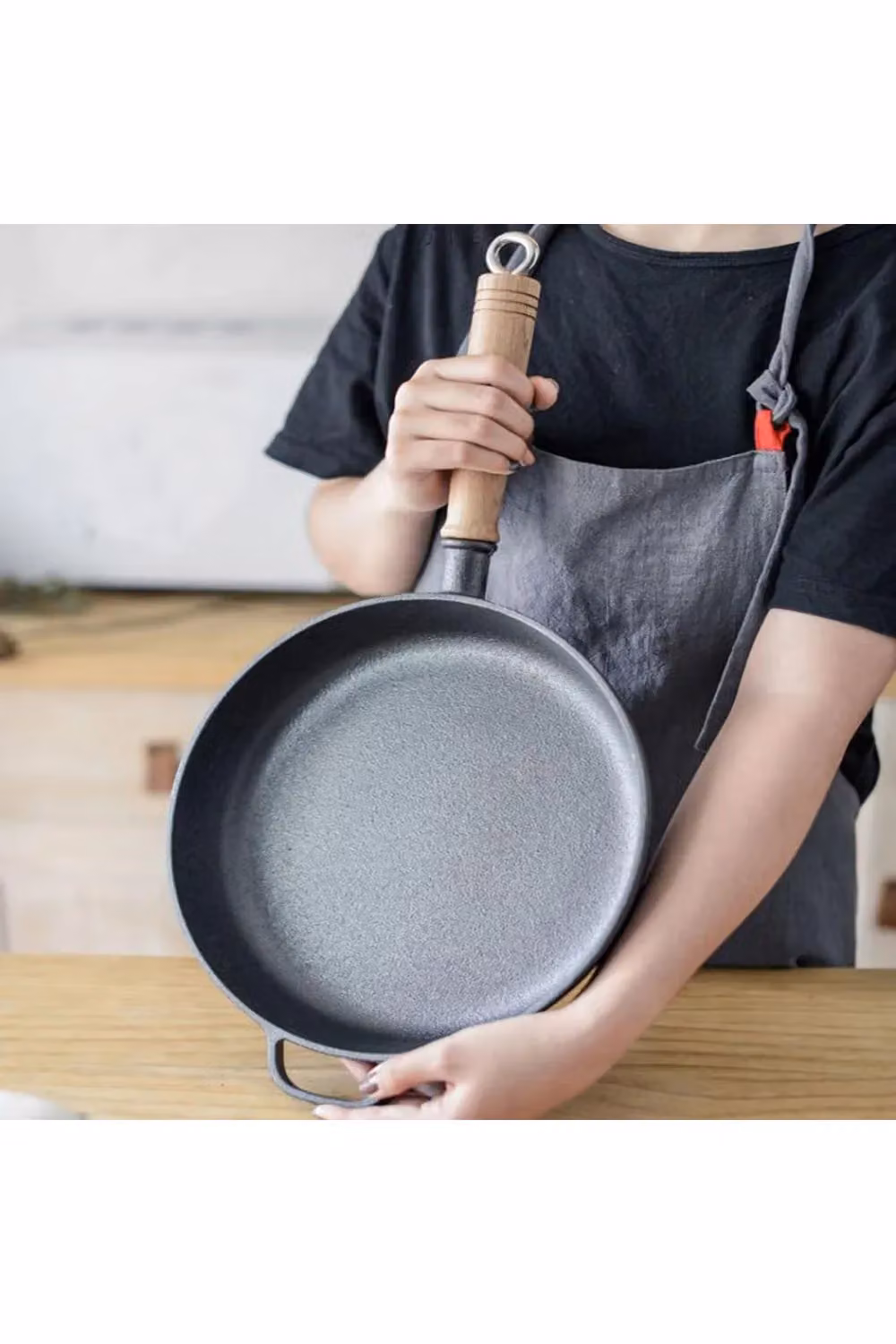Living and Home Black Cast Iron Frying Pan with Removable Wooden Handle, Diameter: 27 cm – 3