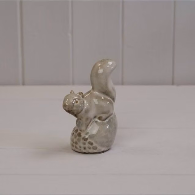 KDMD Beige Mottle Ceramic Squirrel Sitting on Acorn Tabletop Decoration
