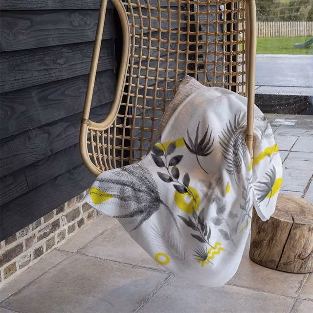 Benjamin Tate Design Selection Of Leaves Floral Fleece Blanket in Yellow and Beige, W/D/H: 120 x 150 cm – 1