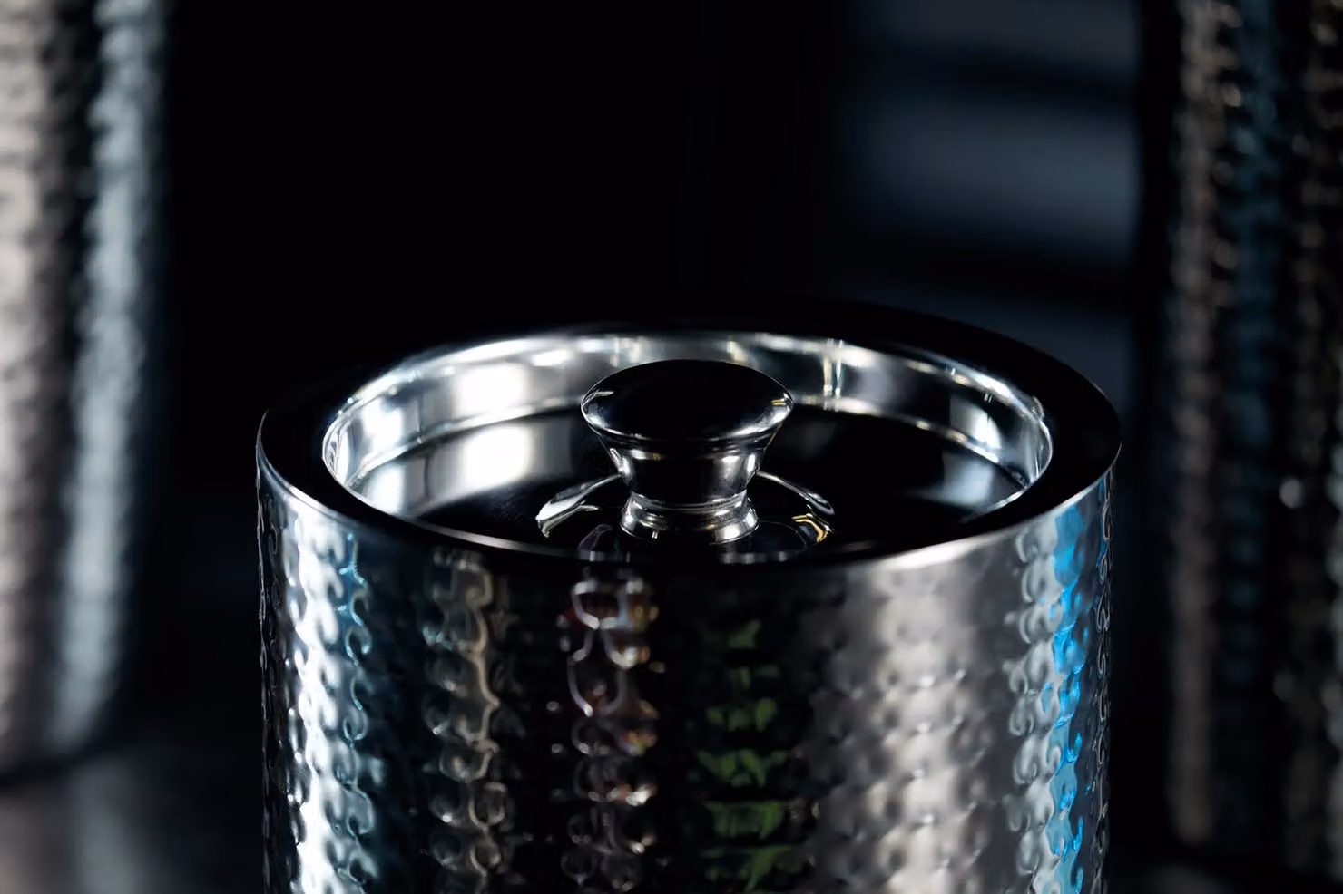 BarCraft Small Hammered Stainless Steel Ice Bucket with Lid and Tongs in Silver – 2