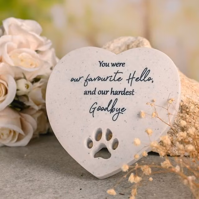 KDMD Pet Memorial Heart Stone in White, Beige and Brown Polyresin