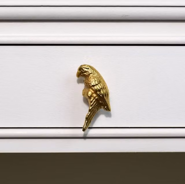 Melody Maison Polished Gold Parrot Drawer Knob in Zinc and Brass