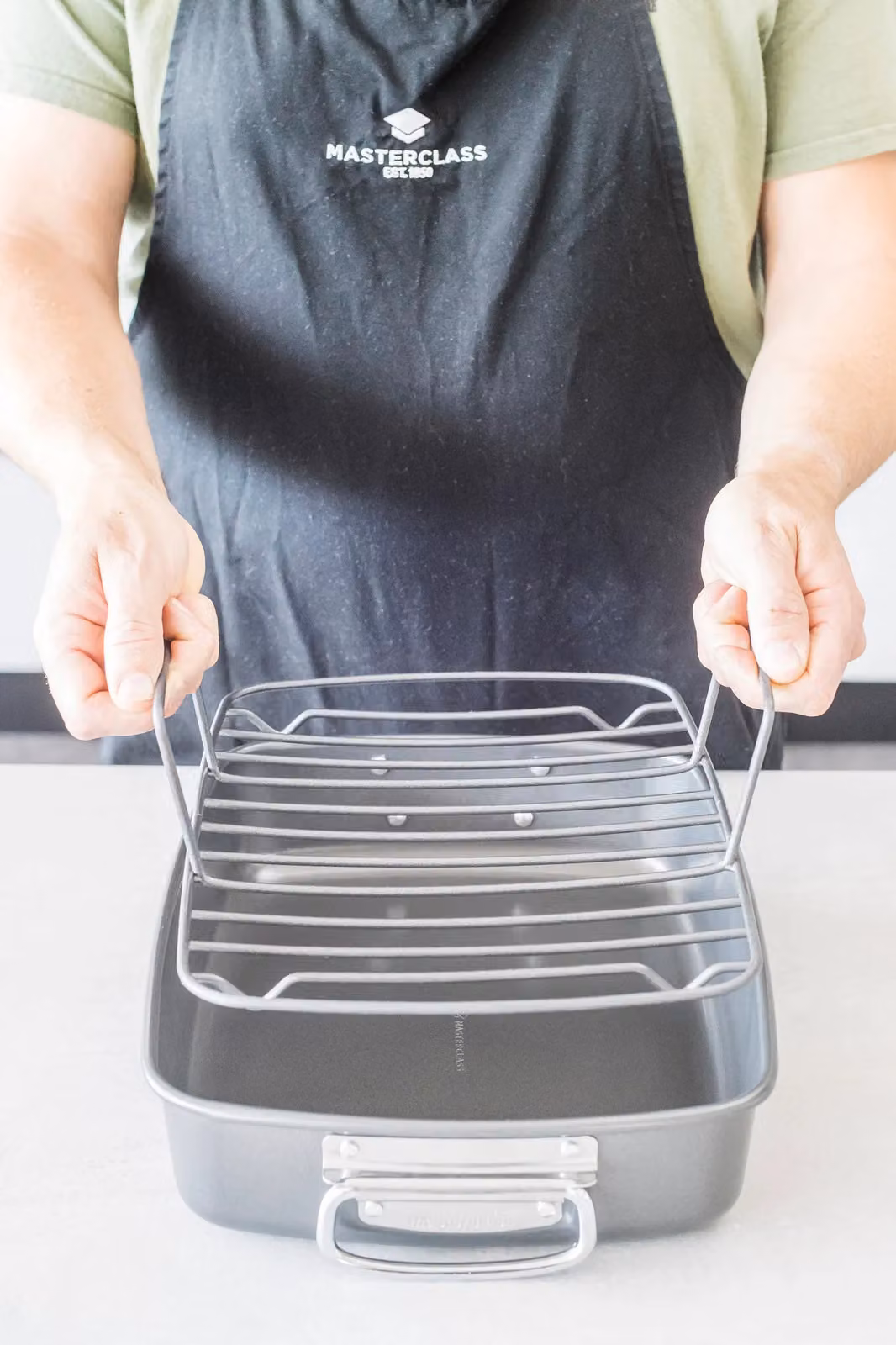 MasterClass Non-Stick Carbon Steel Roasting Dish with Rack, Grey, W: 40 cm, D: 28 cm, H: 7.5 cm – 8
