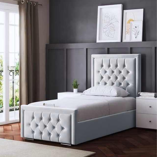 DS Living Allegra Chesterfield Upholstered Velvet Bed in Silver, W/D/H: 140 x 200 cm