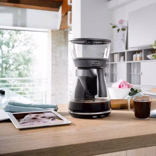 DeLonghi Transparent Filter Coffee Machine with Glass Jug and Pre-infusion Function
