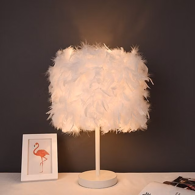 Livingandhome Feather Table Lamp in White, Height: 35 cm