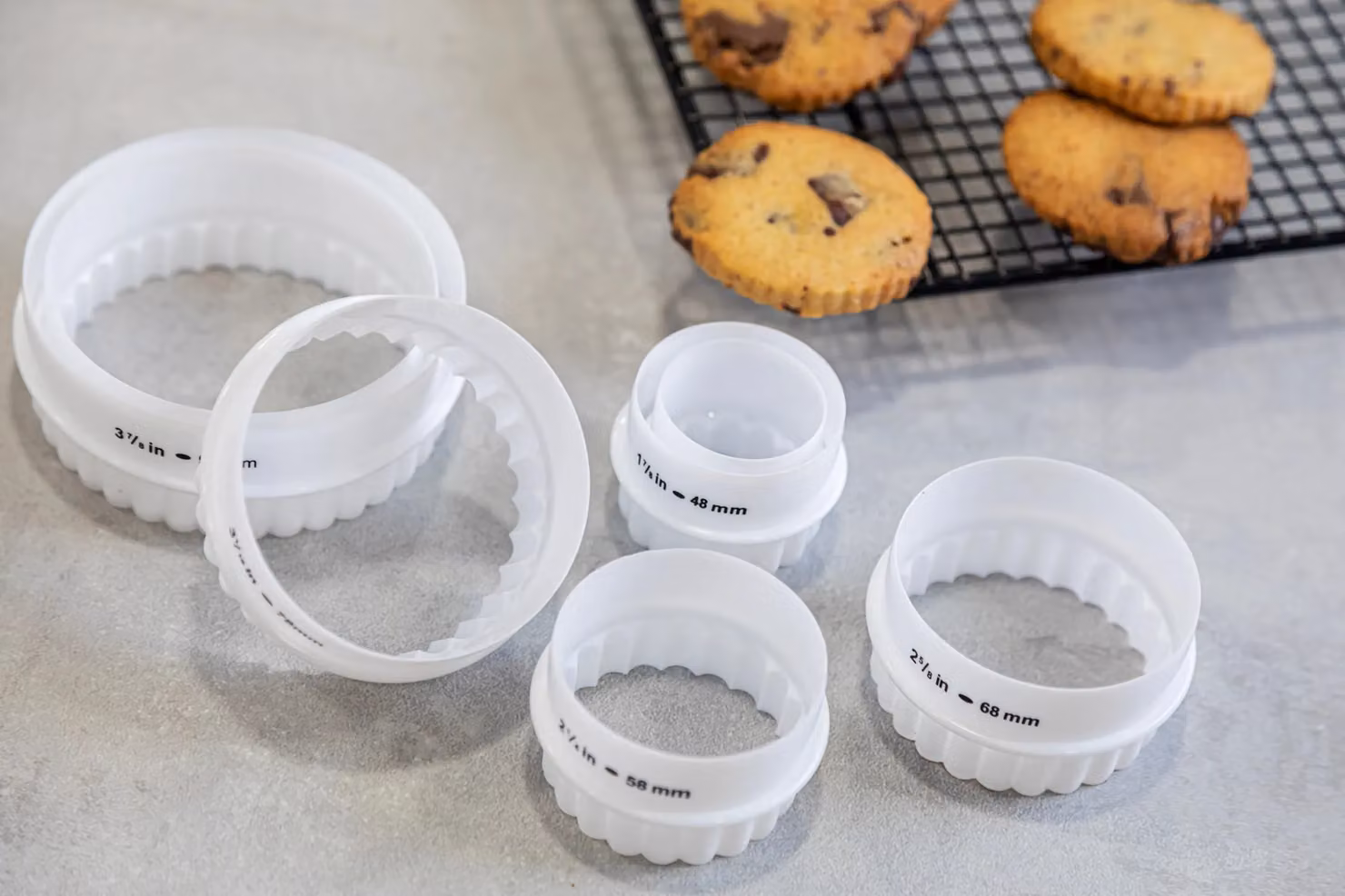 KitchenCraft Set of 7 White Plastic Double-Edged Biscuit and Pastry Cutters with Storage Box – 3