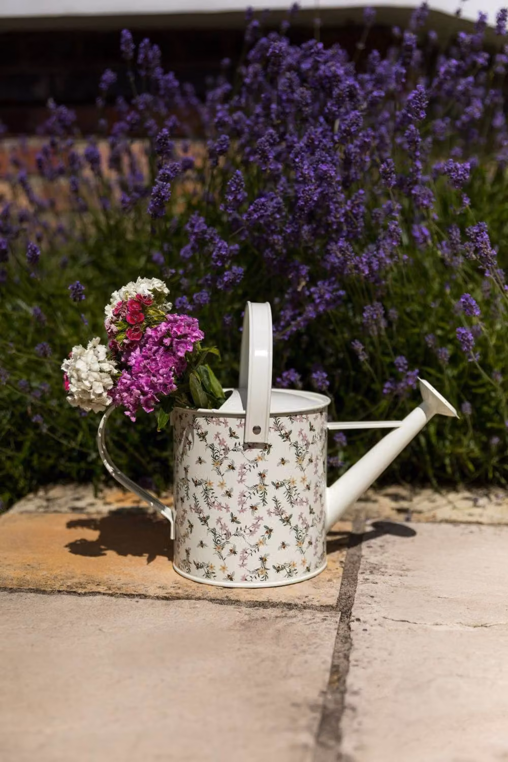 The British Gardening Company Sketchy Bees Metal Watering Can, 3 Litre, Multicolour and White – 2