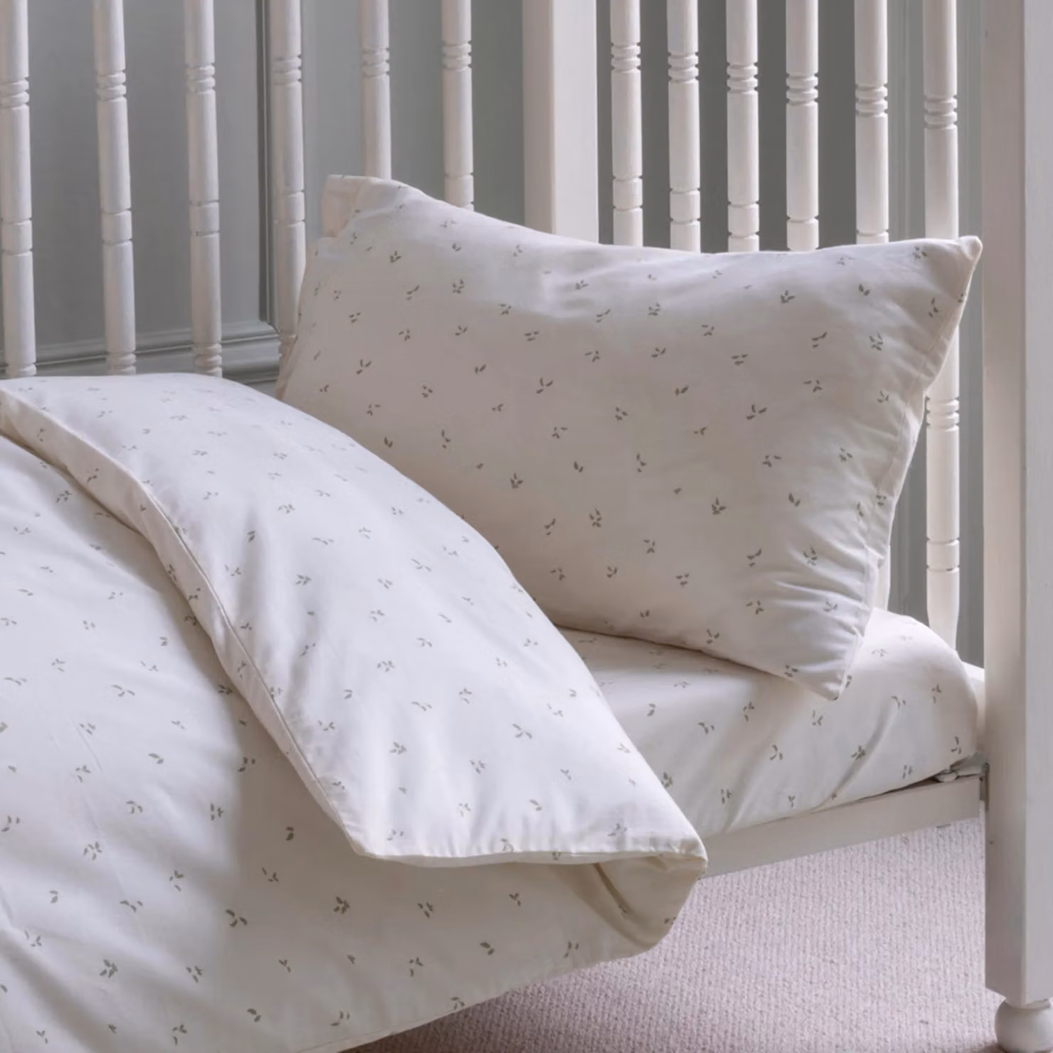 Avery Row Organic Cotton Cotbed Bedding Set in White with Nettle Floral Design – 2