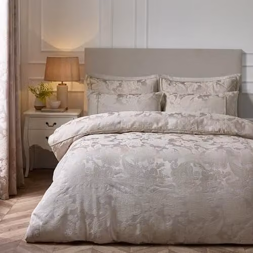Catherine Lansfield Opulent Jacquard Reversible Duvet Cover and Pillowcase Set in Gold, W/D/H: 220 x 220 x 220 cm – 1