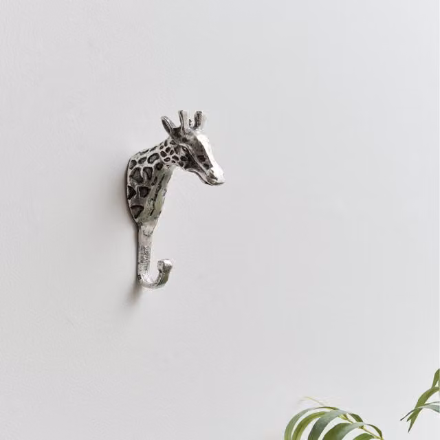 Melody Maison Metal Giraffe Wall Hook in Silver