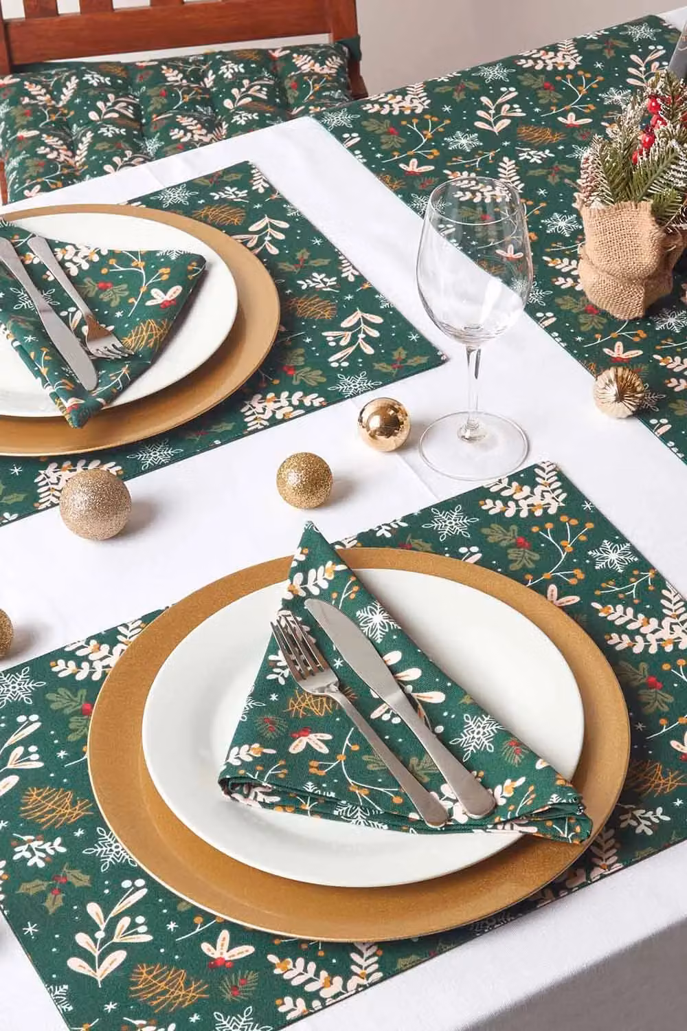 Homescapes Festive Forest Green Floral Cotton Christmas Tablecloth, W: 178 cm, L: 305 cm – 4