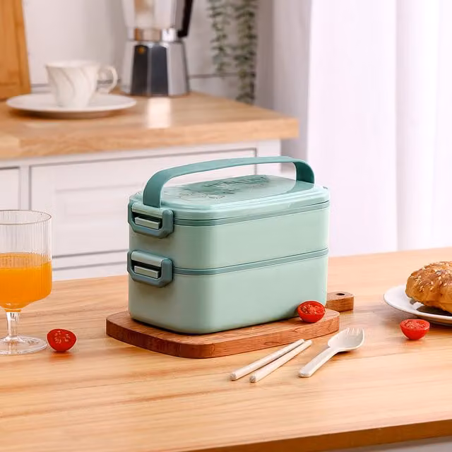 Livingandhome Plastic Bento Lunch Box with Cutlery and Dividers, Green, Microwave Safe