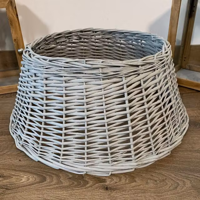 Samuel Alexander Deluxe Wicker Willow Christmas Tree Skirt in Light Grey, Diameter: 58 cm – 1