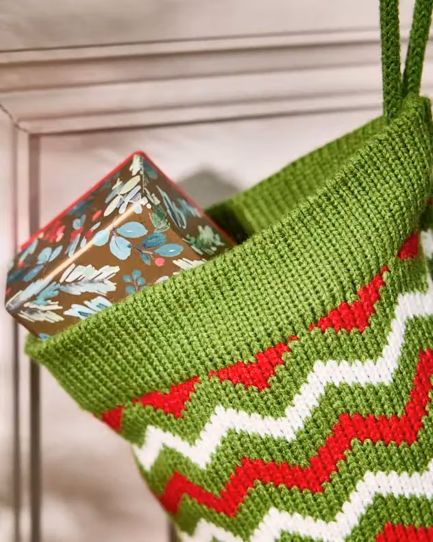 Dibor Set of 4 Traditional Festive Zig Zag Knitted Christmas Stockings in Red, Green, White and Multicolour – 4