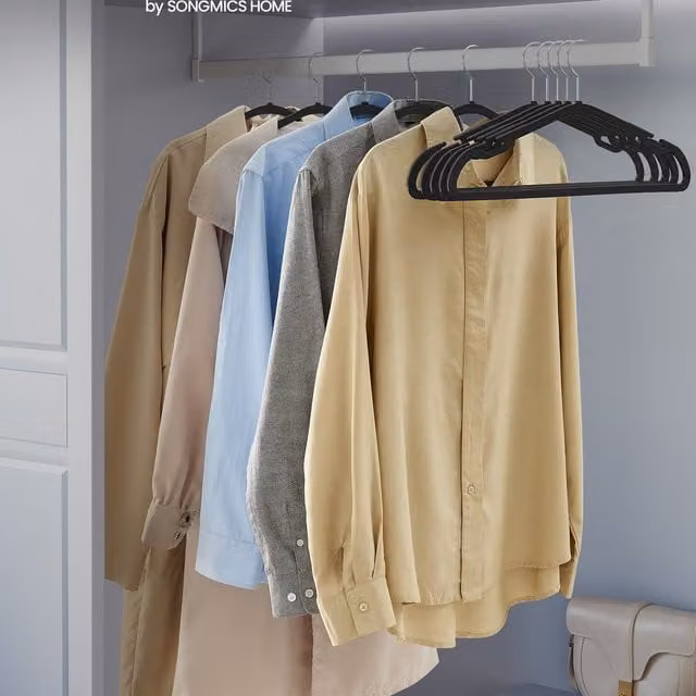 SONGMICS Heavy-Duty Black Plastic Clothes Hangers with Non-Slip Notches and Swivel Hooks