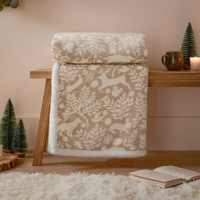 Furn Skandi Woodland Scandinavian Animal Fleece Throw in Beige, W/D/H: 140 x 180 cm