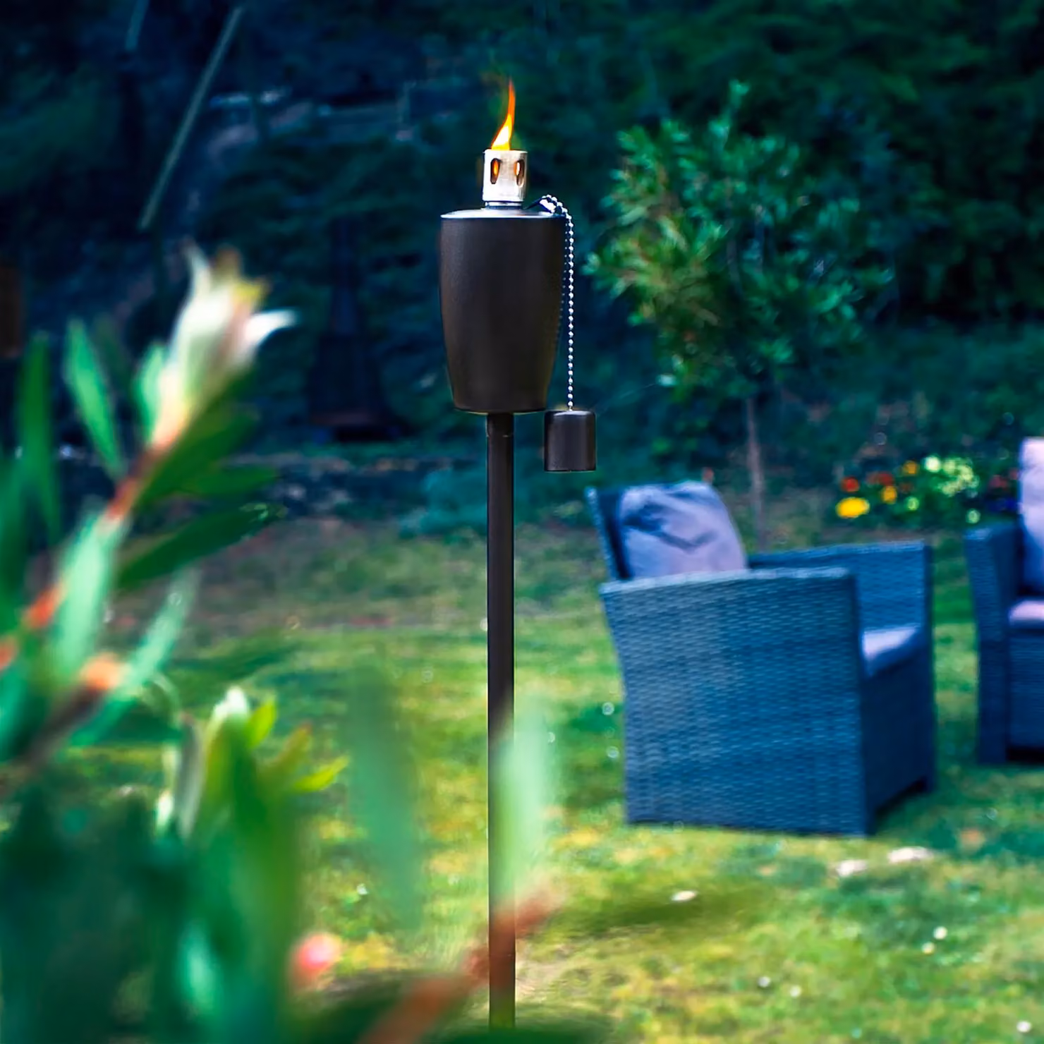Harbour Housewares Metal Barrel Garden Torches in Black, Pack of 2, Height: 146 cm – 7