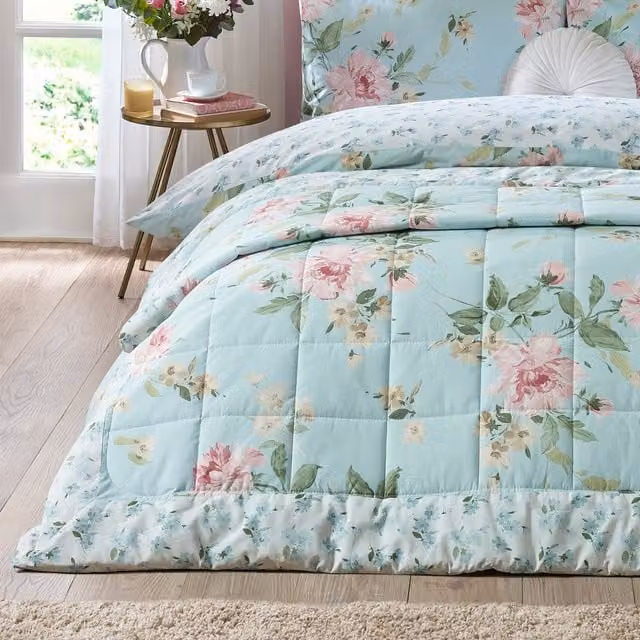 Catherine Lansfield Avebury Floral Reversible Quilted Bedspread in Duck Egg Blue W/D/H: 220 x 230 cm – 1