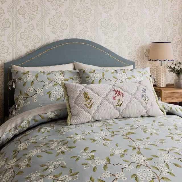 Sanderson Damson Blossom Floral Cotton Percale Duvet Cover and Pillowcase Set in White and Blue, W/D/H: 200 x 200 cm – 1